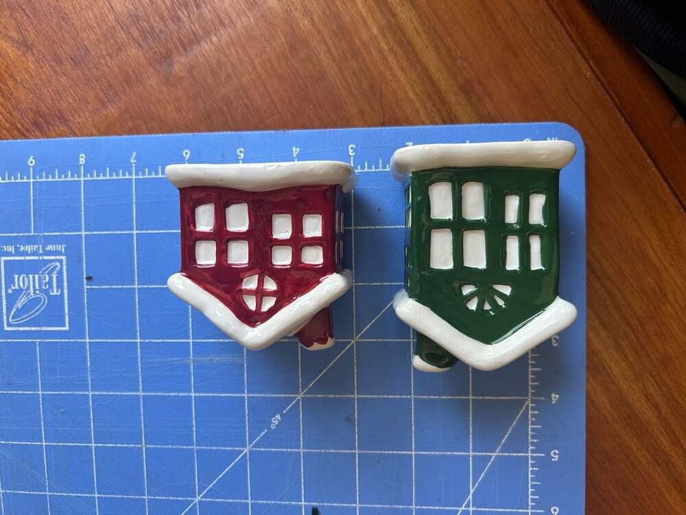 Christmas Winter Salt and Pepper Shakers Set Snowy House Shape Red Green - Picture 7 of 7